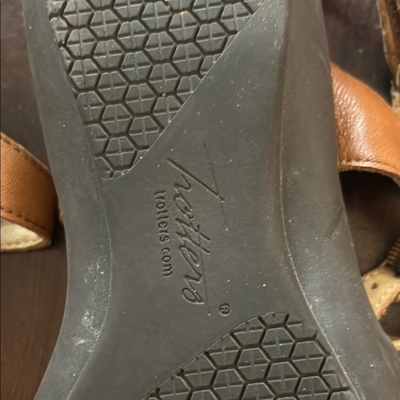 Trotters Tan Sandals with Adjustable Straps Sz 9.5 WW - Picture 6 of 8